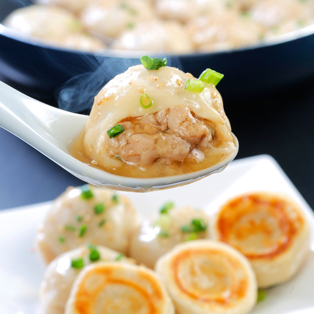 オリジナルコラーゲンスープたっぷり、チャイデリカの焼小籠包詰合せです。豚肉タイプは長崎県産の希少なブランド豚「雲仙うまか豚紅葉」を100％使用した甘めの九州醤油風味。エビタイプは、お肉を一切使用せず2