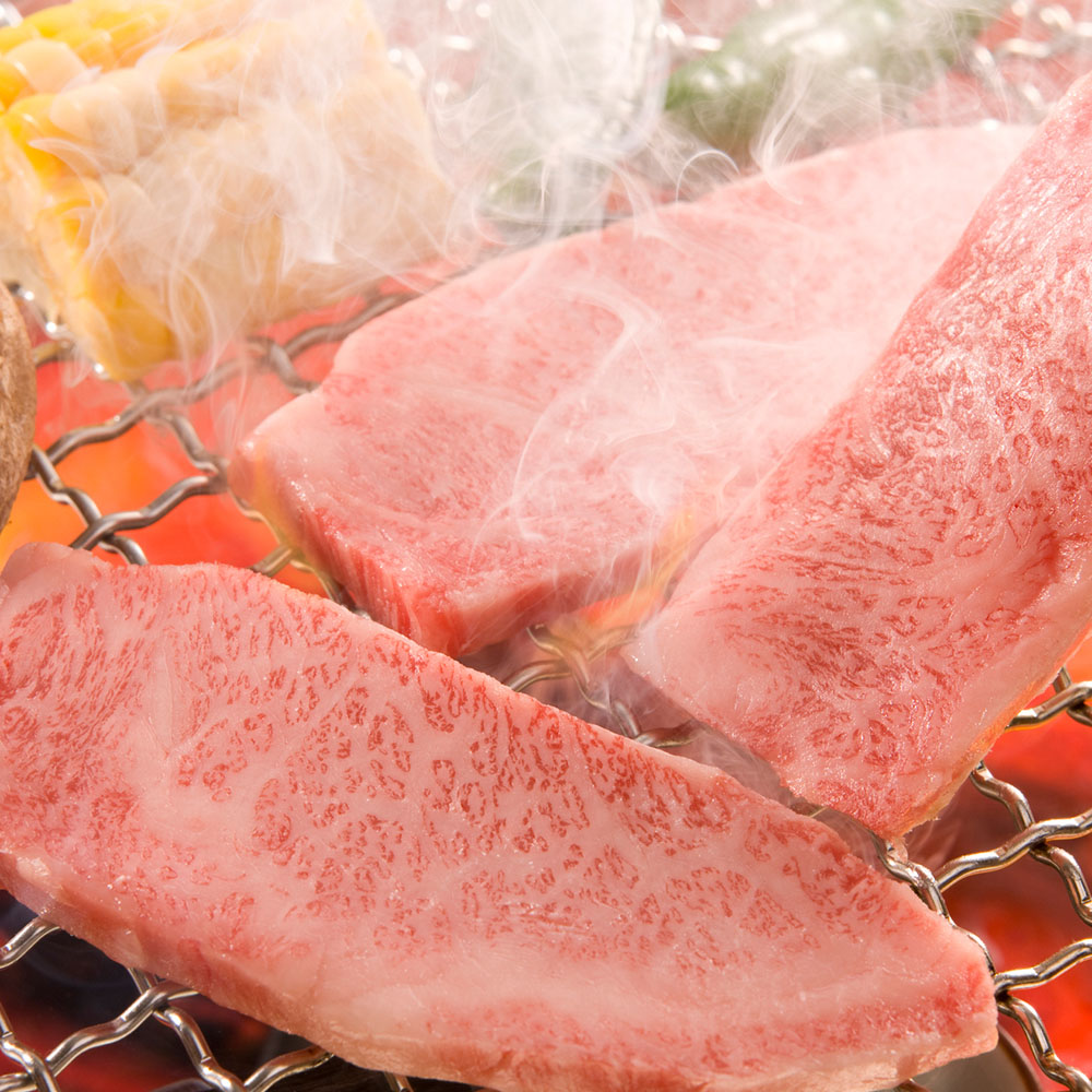 岩手県奥州市の恵まれた自然の中で丹精込めて育て上げた前沢牛です。澄んだ空気、澄んだ水、清潔な環境と独自配合の飼料により雑味のない本来の味わいをご堪能いただけます。その前沢牛の肩ロース焼肉用をお届け致し