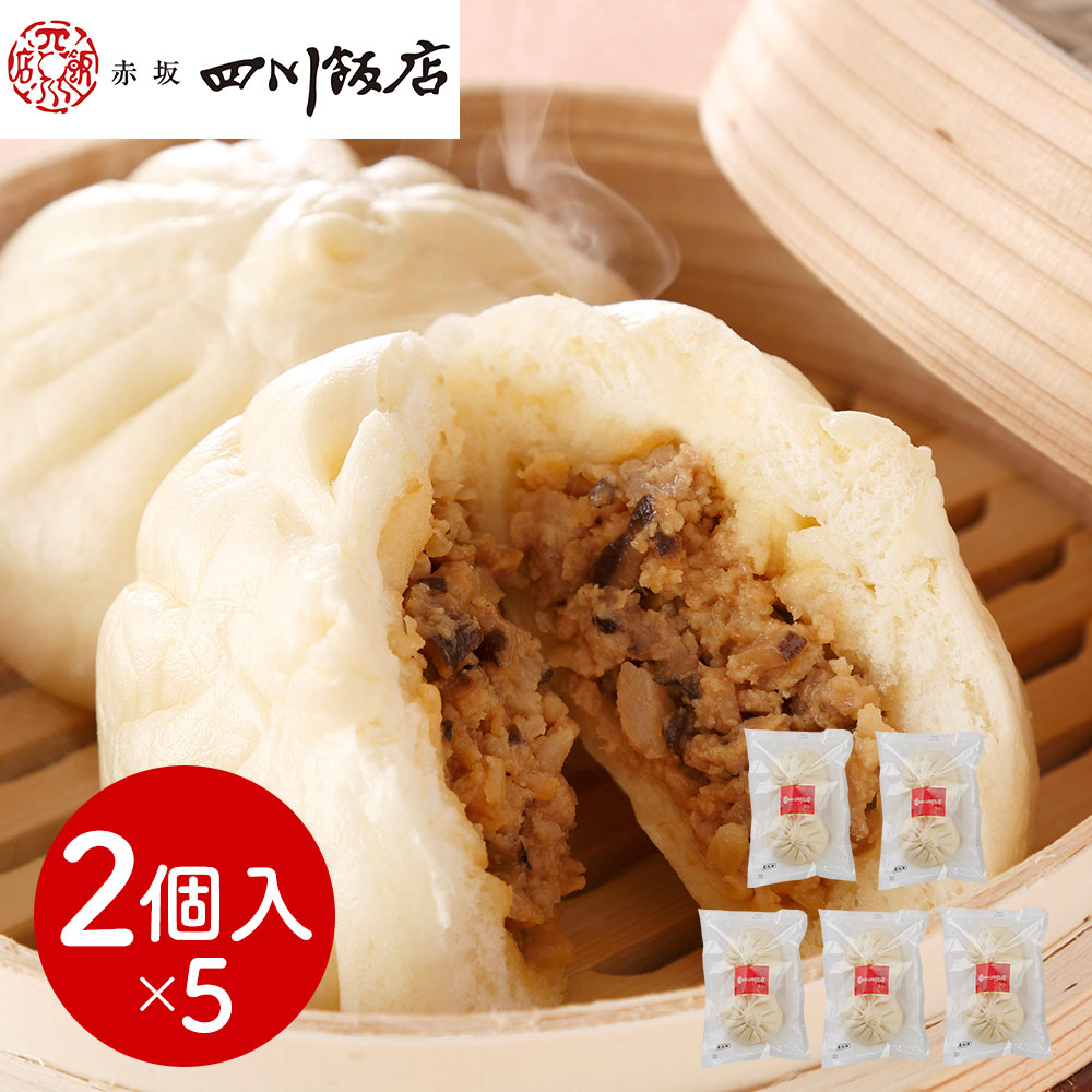 中華料理の名店「赤坂四川飯店」が監修した本格中華シリーズの手包み肉まんです。大きめにカットした豚肉、玉ねぎなどのジューシーな具材が入った大きめな肉まんです。皮だけを一次発酵、具を包んでから二次発酵を行
